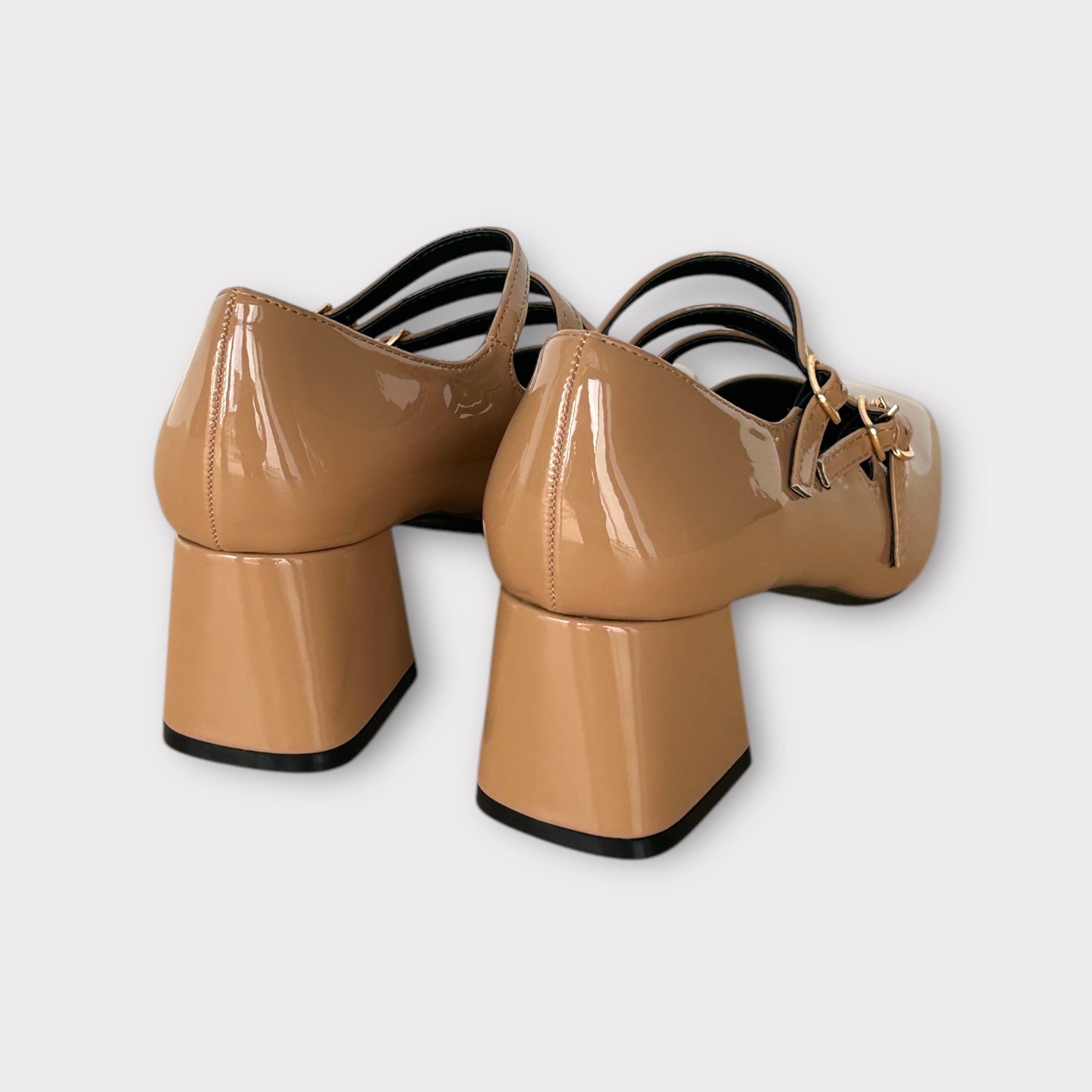 BELLA CHAROL – CAMEL