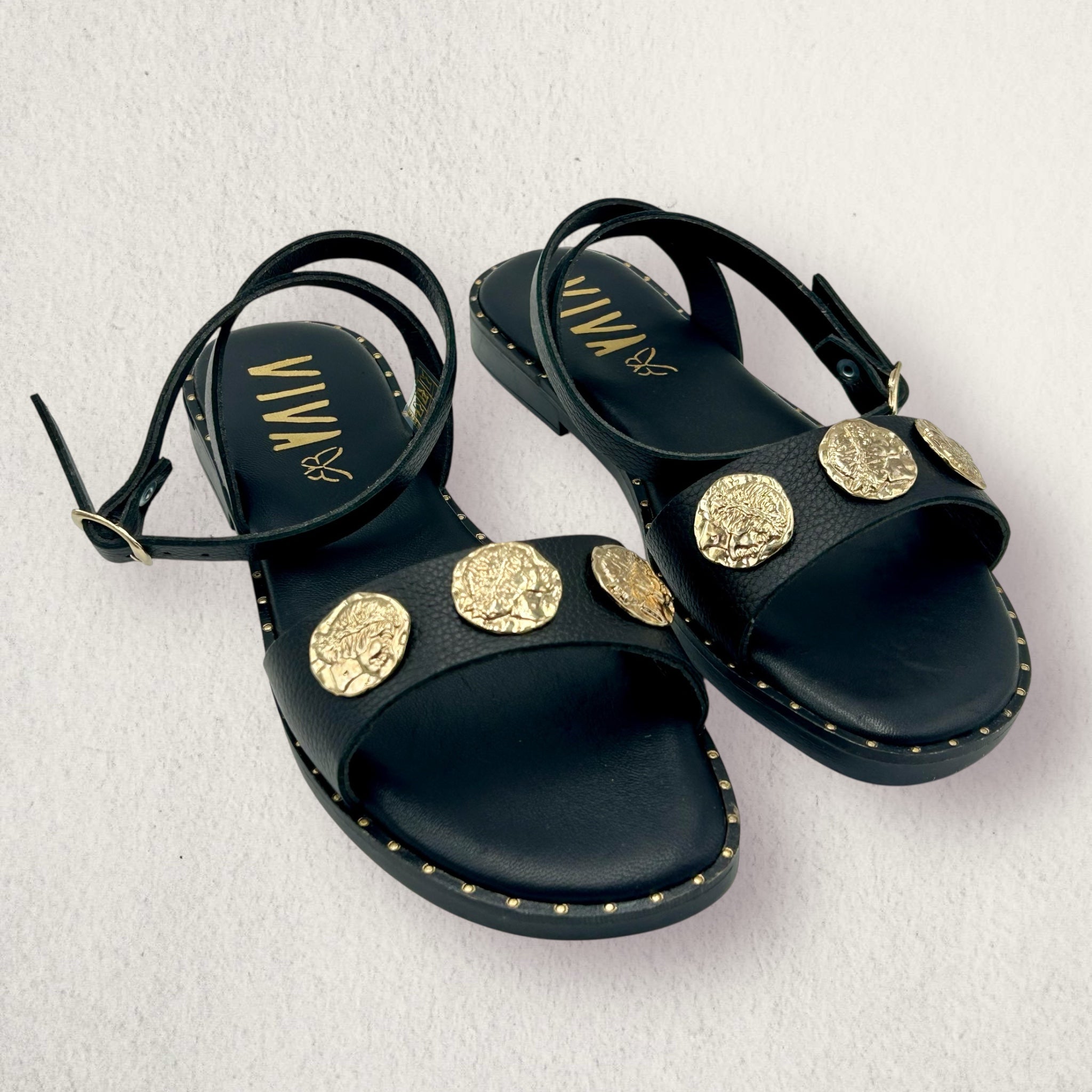 GAIA - Sandalia plana. Negro