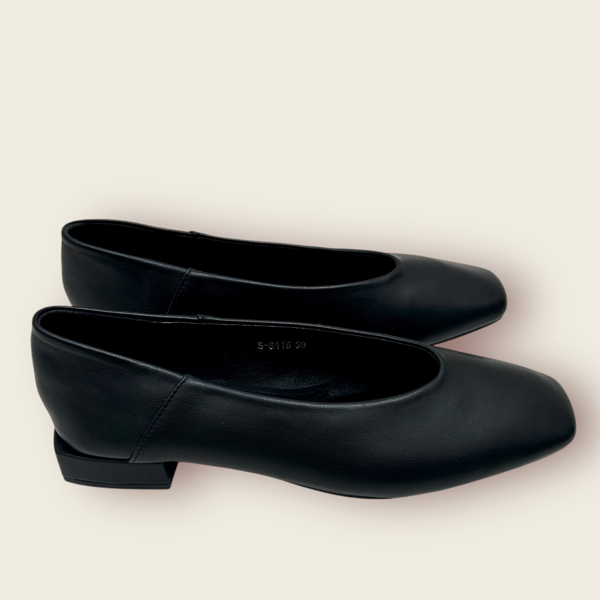 Zapato plano. CLARA. Negro