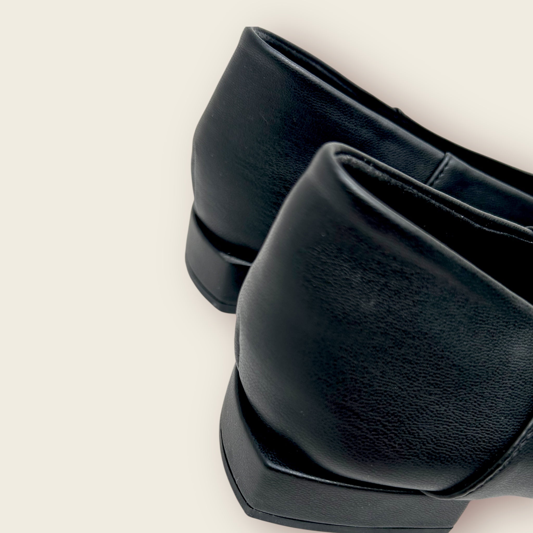 Zapato plano. CLARA. Negro