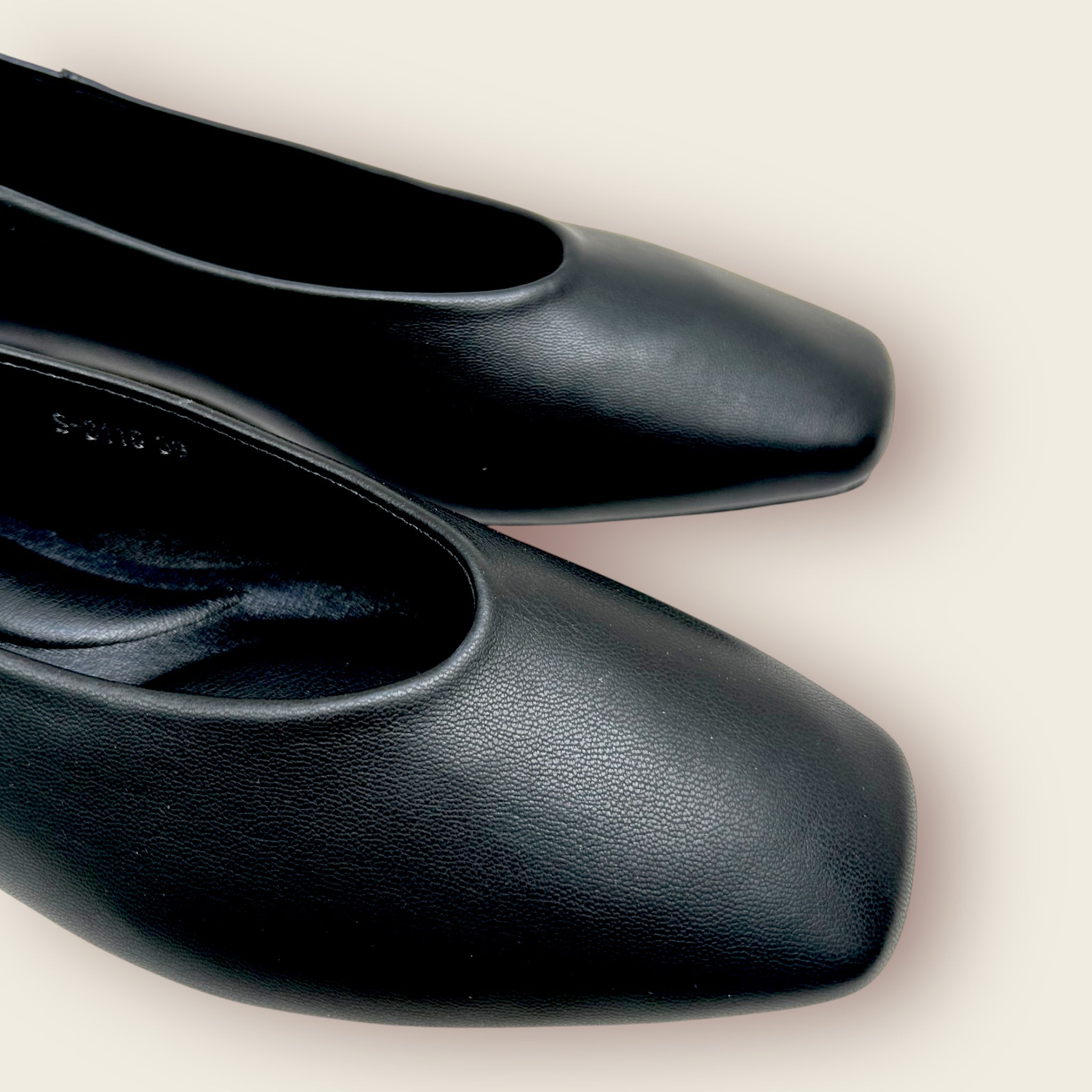 Zapato plano. CLARA. Negro