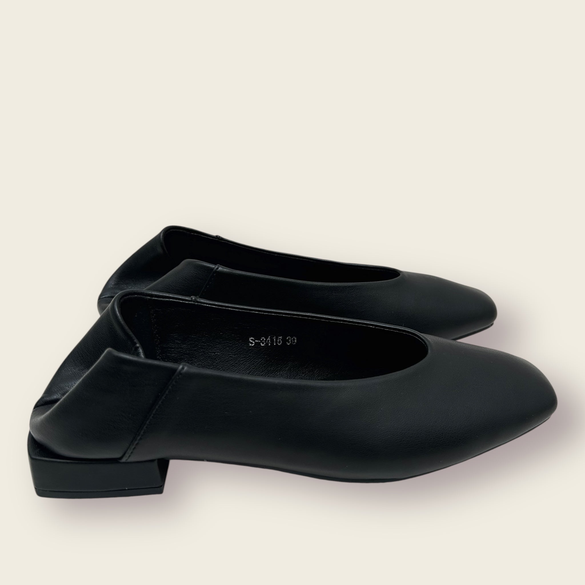 Zapato plano. CLARA. Negro