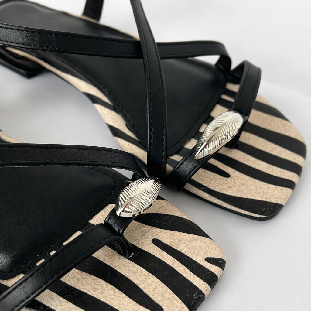 Sandalia ÁUREA. Negro - plata