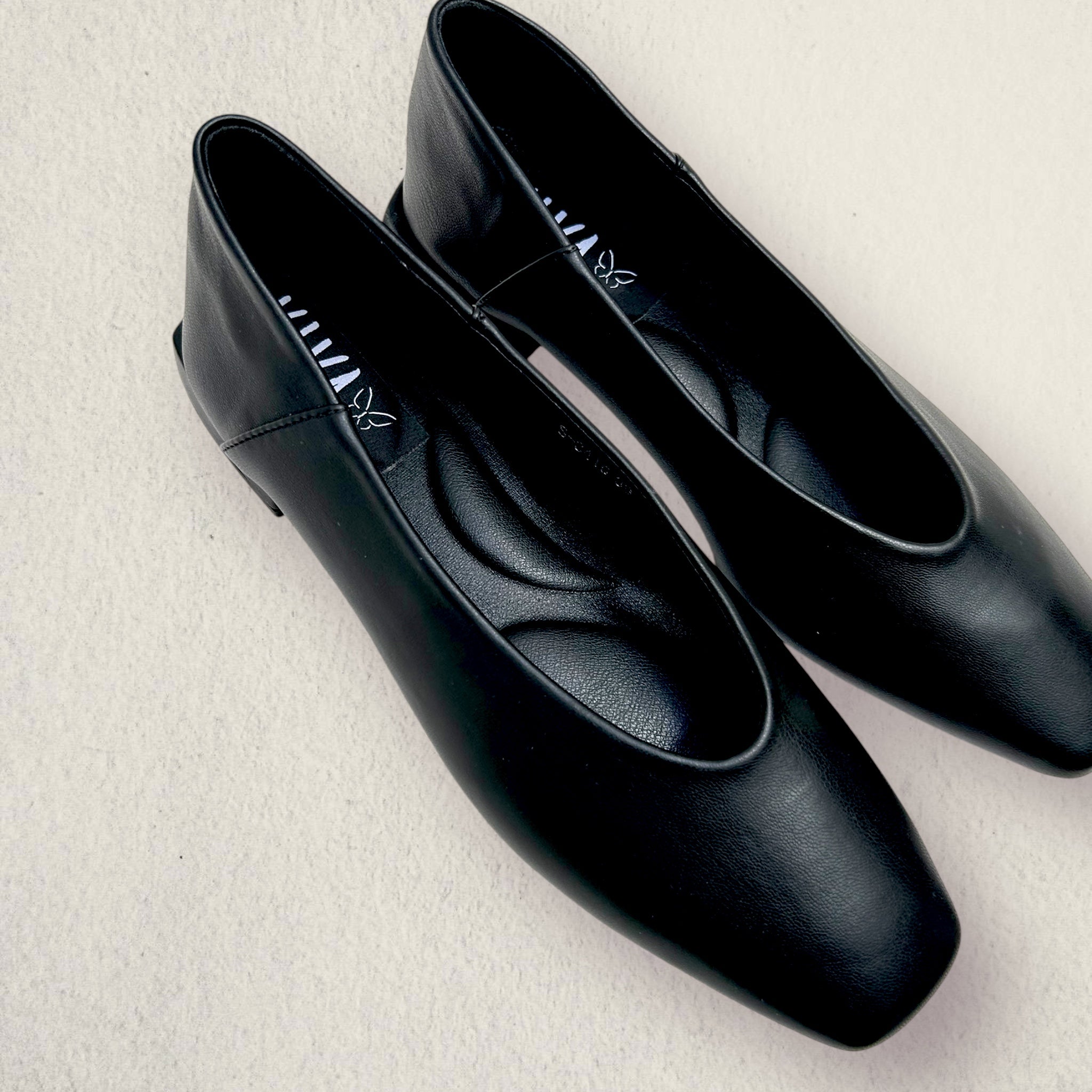 Zapato plano. CLARA. Negro